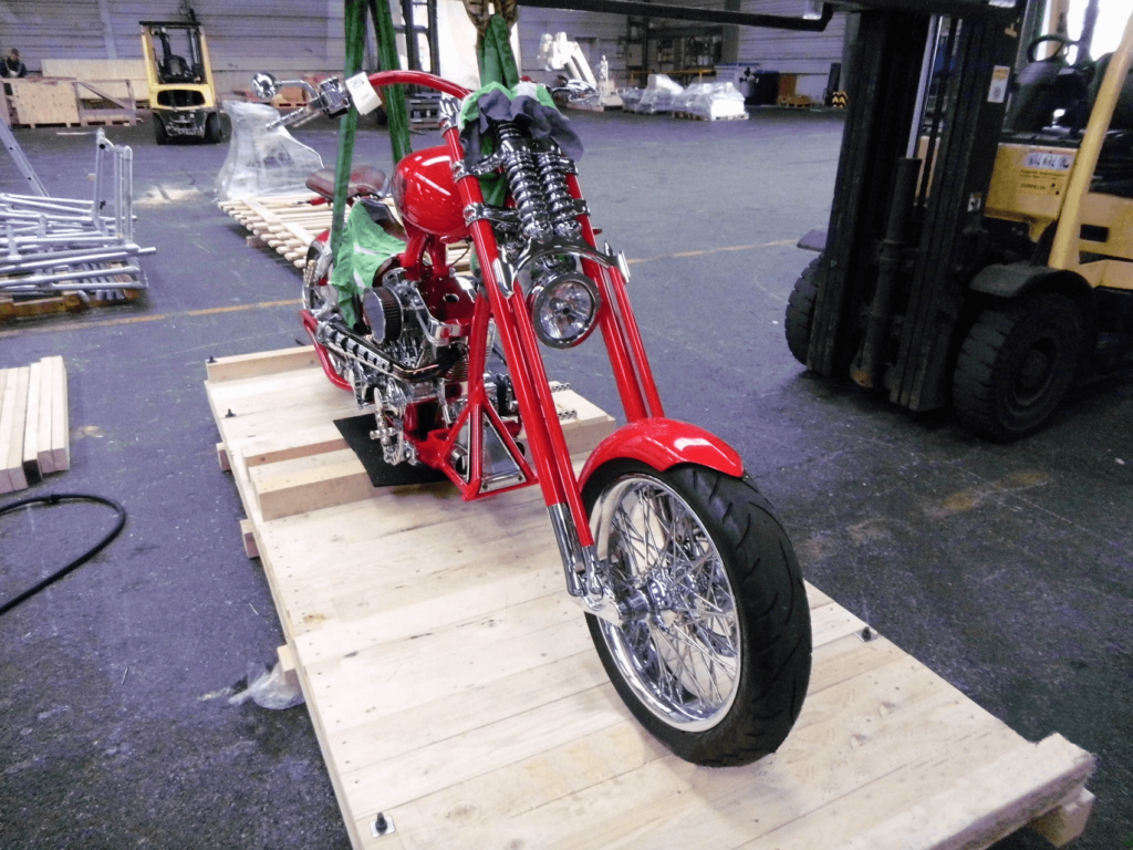 Motorrad auf Paletten